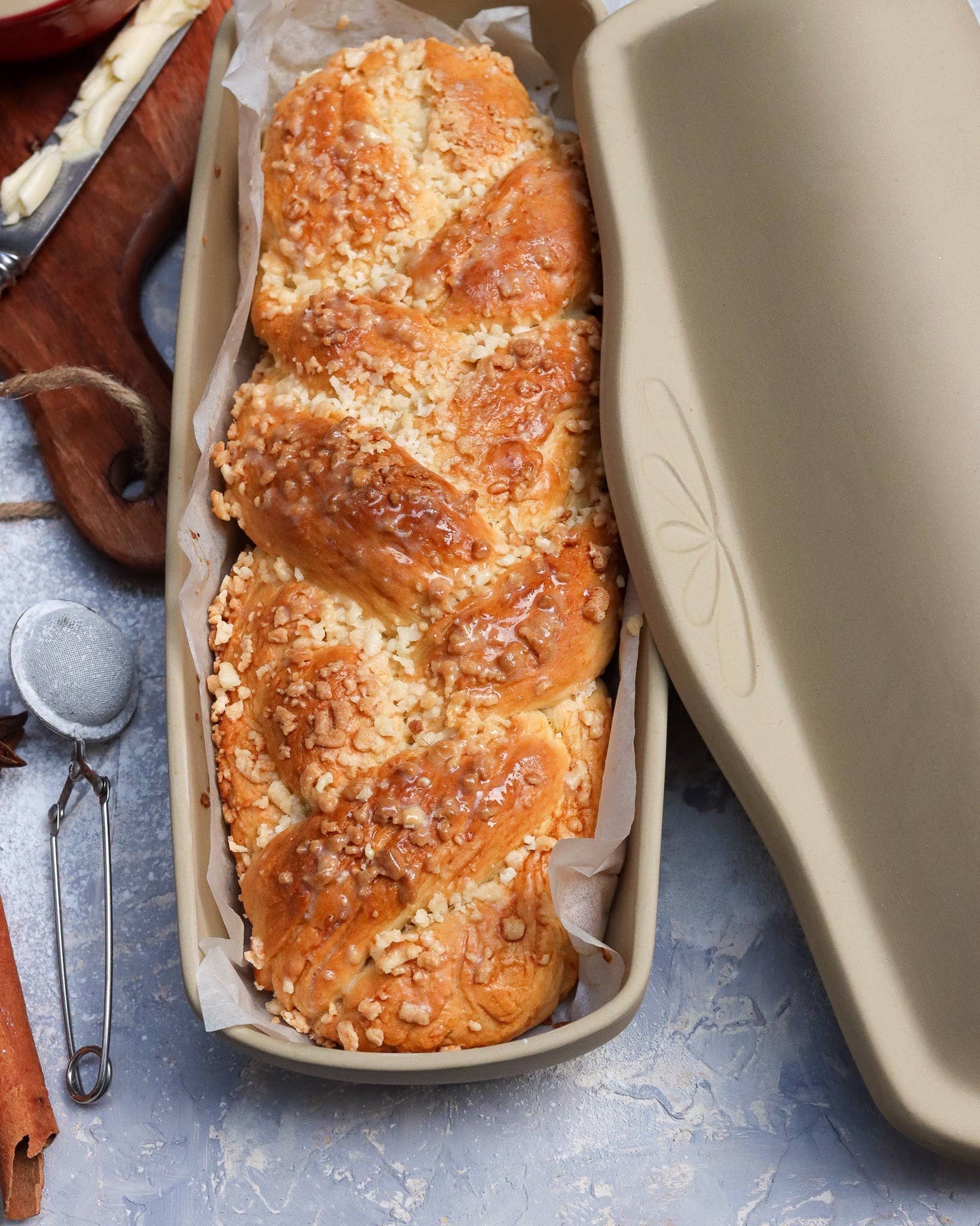 Covered Pottery Bakeware Bread Pan